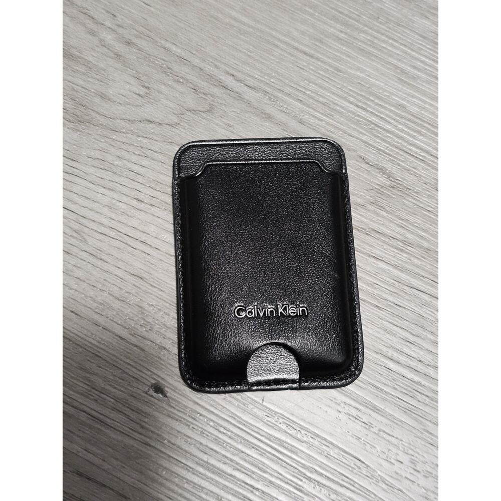 Calvin Klein Small Wallet With Magnetic Back